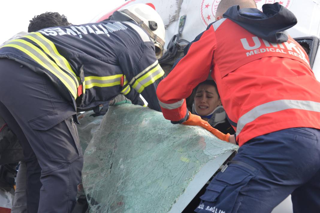 Kaza ihbarına gidiyorlardı, kendileri kazazede oldu 12